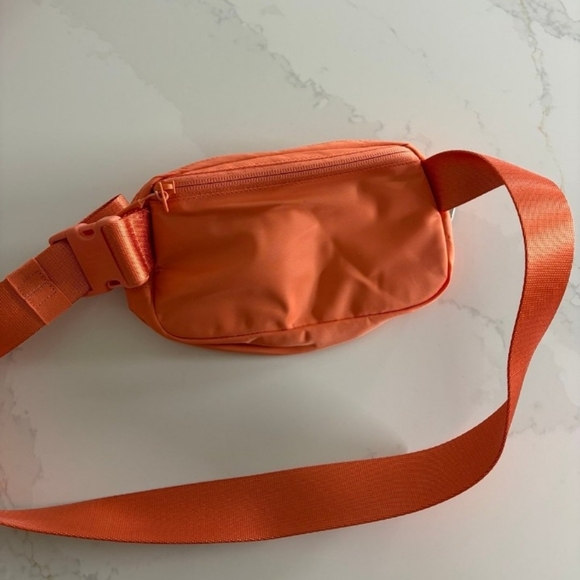 NWOT Lululemon Everywhere 1L Coral Belt Bag - Picture 2 of 2